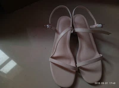 我很少有写评价的习惯，这次买了很多东西，所以就一一的给出评价吧。鞋子已经收到好久了，一直没穿。试穿感觉还可以，但是扣子不是我预想呢那样，这种扣子穿鞋脱鞋都要费一番功夫，将就着吧。