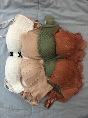 之前有买过一件她家的内衣觉得穿着很舒服,所以这次一次性买了四件,好看又舒服,杯的厚度刚刚好,夏天穿合适 之前有买过一件她家的内衣觉得穿着很舒服,所以这次一次性买了四件,好看又舒服,杯的厚度刚刚好,夏天穿合适