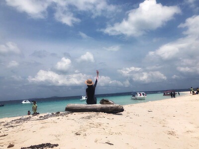 三天就收到了，衣服质量很好，做工精细，柔软的面料穿在身上很舒服，衣服有弹力穿在身上没有紧绷的感觉，胸垫的地方可以取出来，脖子也不会感觉到紧，拉链头上的地方是有防护的，不用担心拉链会卡脖子 很好穿脱，设计很新颖很时尚，很凸显身材曲线，修身显瘦显腿长，整体感觉气质优雅，很满意