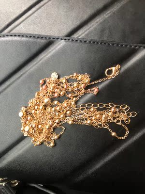 一点也不满意感觉被骗了买的时候这款有两种价格贵一点的说保色我才带了一会就掉色了而且连还断了质量特别次