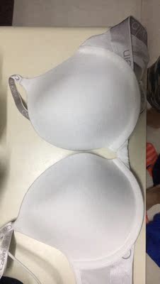 平时也是穿这个码,刚刚好,光面不容易有痕迹,搭配紧身衣服是极好的,支撑力一般,还有就是外面包装的盒子烂的不成样了 平时也是穿这个码,刚刚好,光面不容易有痕迹,搭配紧身衣服是极好的,支撑力一般,还有就是外面包装的盒子烂的不成样了