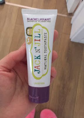 小宝这个很喜欢刷牙，但每次要求挤很多次，当糖了。