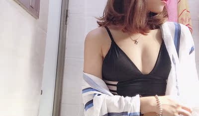 平时比较少穿这样三角薄款的～这是第一次尝试哈哈 夏天想要清凉点 然后就入手啦 也是第二次在这购买了 正好还有活动嘻嘻 店家还非常贴心的送了乳贴 穿着不用怕尴尬这款内衣不会凸点 物流也很快 码数刚好 穿着没有束缚感很舒服 满意～下次还会继续关顾滴～
