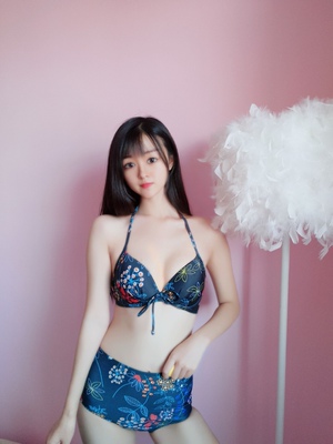 质量很好 摸着手感不错 料子贴身很舒服 上身里有胸垫很好 细节处理的不错的 显胸大哈哈  也有松紧不会勒 分体泳衣很方便  三件套 性价比也高 一百分～