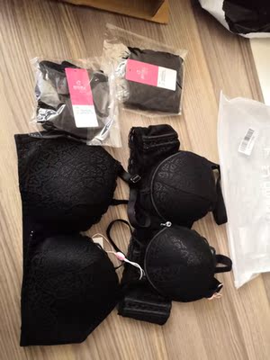 快递很快，今天就收到货了，包装很好，打开看更开心了，哈哈，有两套，蕾丝的很性感漂亮，质量也很好，大小也合适，一直穿都市丽人的，会持续下去喔