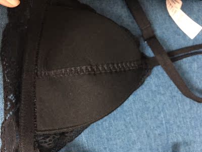非常好看的内衣，薄的好舒服哟，黑色好搭配，其他颜色也不错。肩带也是新流行的双细肩带。总之满分呀！内衬里面也很好。没线头，做工也细致的。