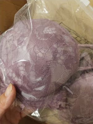 轻，软，颜色很漂亮，穿上很舒服，做工稍有瑕疵，希望更好