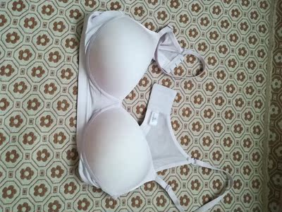 特别满意的第二次购买，面料的确是真丝的，还有内衬也是真丝的，买的淡紫色，非常衬肤色，特别舒服特别喜欢，这次买了两个款式，都是不带钢托，还能托胸，没有束缚感，有一款后背是蕾丝镂空的，特别漂亮