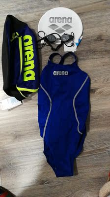 客服建议买小一号泳衣，合适！泳镜防雾效果很好，防水包实用，容量大，去游泳带它足够了！