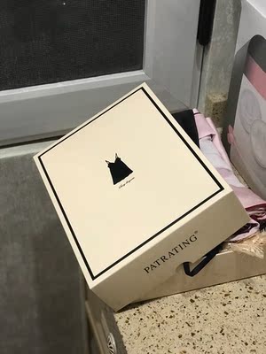 收到发现睡衣包装的特别精致，就像是收到了一件礼物。喜欢这个款式，这种颜色的睡衣，感觉特别温馨，有调调，唯一的缺点大概就是扣子太容易就崩开了，希望能够改进，这点确实蛮郁闷的，经常睡一觉起来发现已经没有几个扣子在了。