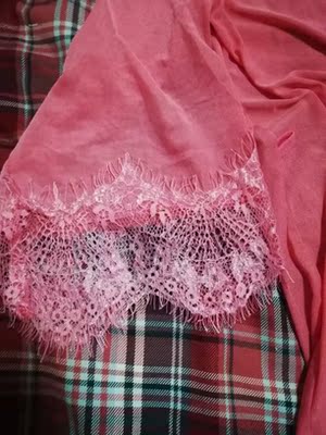 发货快物流快，包装很好，没有破损，睡衣很性感，质量很好，摸起来软软滑滑的，穿起来很舒服，颜色很正，和描述的一样，洗了不掉色，还送了腰带，送了香包，物美价廉，真值，五星好评！