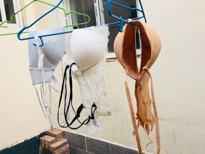 这个呢,是我期望至最低的,但是价格是最高的。我喜欢扁扁的罩杯,别显得很大。尤其是半杯,一不小心就会显的很难看。但超级意外。它穿起来像是量身定做一般贴合。下午刚拿到快递,试穿后果断洗了,等着明天就穿。 这个呢,是我期望至最低的,但是价格是最高的。我喜欢扁扁的罩杯,别显得很大。尤其是半杯,一不小心就会显的很难看。但超级意外。它穿起来像是量身定做一般贴合。下午刚拿到快递,试穿后果断洗了,等着明天就穿。