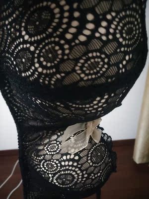 唔只能说这个东西完全不符合这个价格。然后是海绵？？里面？？什么鬼。就是海绵外面弄一个黑色。然后里面还是海绵？，不是我说。我挺失望的