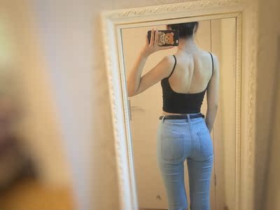 第一次穿露背吊带 很是喜欢啊 各种百搭