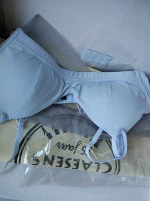 内衣还好看起来没什么问题，触感也很舒服，包装很用心，就买了一件内衣还送了个袋子，还有手写的问候🙃下水后垫片有刺激性气味，不知道有没有毒啊