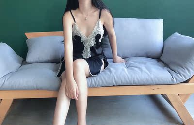 简直就是平胸的福利哈哈哈😂，穿上去 性感的不要不要的！料子是滑滑的，而且显腿型还看，又长，很喜欢[*笑]