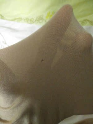 第一次穿就一个洞，也不知道是原来就有还是刮到的要是原来就有的话发货没有验货吗？要是刮的话，这质量&hellip;&hellip;