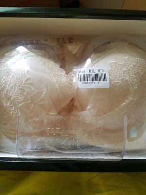 这款感觉比其他款紧那么一丢丢，颜色，款式什么的都与图片一致，今天穿了，非常好穿，不会滑动！