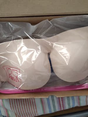 买了连衣裙，穿着自己的内衣会漏一点，感觉不舒服，别人推荐的这家店，发货很快，很快就送到了，超级开心的打开，摸着超级舒服，试了一下刚刚还，卖家还送了内衣带，很贴 心，谢谢，祝生意兴隆！