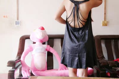 质量很不错的一件睡裙，而且有点小性感呢，买的黑色的，感觉很显气质显瘦，面料穿着很舒服。很凉快透气，满意哦