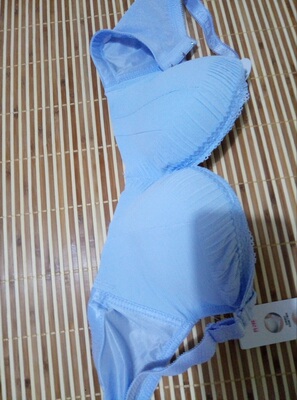 价格亲民,穿着也舒服。夏天穿不厚,挺薄的,很喜欢 价格亲民,穿着也舒服。夏天穿不厚,挺薄的,很喜欢