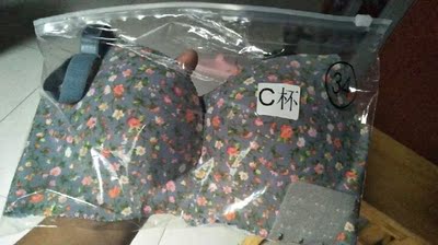 宝贝到手了，很喜欢哦，小碎花，摸着很舒服，还没穿，感觉还不错，喜欢的快下手哦