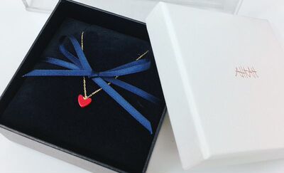 看完包装还有小红心就可以确定了，正品！价格也实惠，满意的一次购物