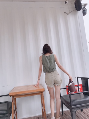 蛮个性的短裤那 卡其色的颜色洋气的很 穿上显的腿长的不要不要的 开心～