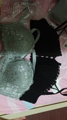 灰色实际有点偏绿色，第二次买了，第一次拿男友淘宝买的。上次买的偏厚，这次又买两件，灰色这套很舒服，大小合适，黑色这件偏硬，一样的尺码，可能是我瘦。