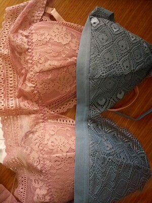 买了两款,很漂亮,试穿了下,料子软软的,蕾丝也不扎人,穿在身上跟没穿似的,舒服,小胸也可以穿,不过平胸穿了更平了😁,最重要的就是要舒适 买了两款,很漂亮,试穿了下,料子软软的,蕾丝也不扎人,穿在身上跟没穿似的,舒服,小胸也可以穿,不过平胸穿了更平了😁,最重要的就是要舒适