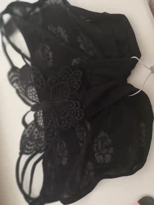 包装袋子很可爱，打开也方便。内裤材料质地非常好，摸着很顺滑。花纹也很不错，吊牌只需剪掉就好了，不用担心误剪拉丝之类的。总之这款很满意。