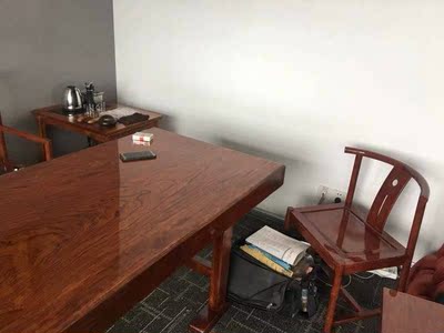 特别厚重有质感，实木的就是不一样啊，本来担心和装修会不会不搭，意外还挺和谐的，不错不错