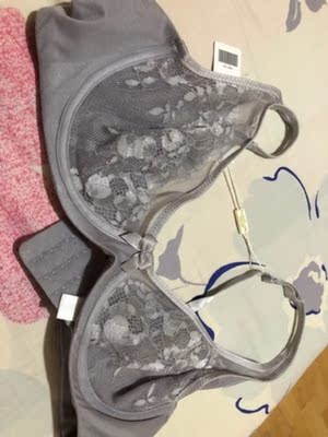 快递速度很快，内衣很舒适，款型非常棒，颜色也好看