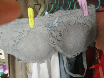 第一件三天就收到了，后来有一件厂家说染料有问题，我等了好几天，但是收到的时候真的很惊喜，料子真的很好滑滑的，穿着也很好看