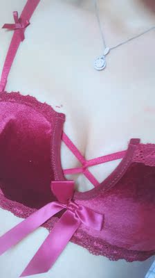 总的来说还可以，哈哈刚收到就迫不及待的试一下☻😄就是味道有点重，很聚拢，比我在店里买一百多的还好，小胸妹纸别犹豫了