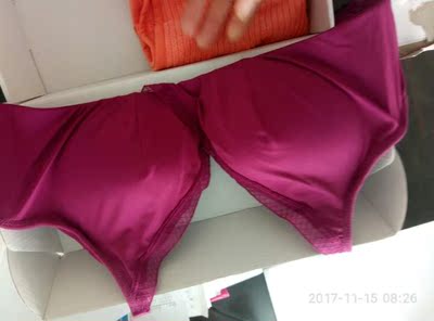 颜色很漂亮，关键是100%桑蚕丝，穿的健康，双11买的，花1毛钱买了根小方巾，快递给力