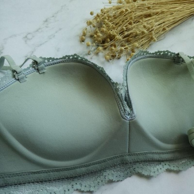 刚好家里草 实在太喜欢摆拍了下，这款穿起来刚合适，聚拢效果非常好，不会上下两边跑，舒服极了，好看，真的是大爱,买了两个颜色觉得这个蓝色比较好看，比黑色性感多了，黑色穿起来就比较普遍，这个颜色还是第一回尝试~