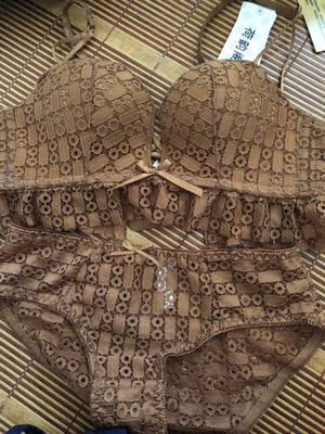 看直播时候买的很好，挺舒适的也很聚拢，就颜色现实看比较深了一点，还是挺喜欢的