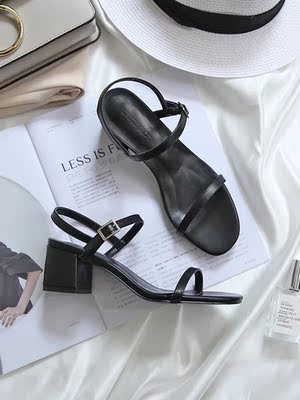 实物与图片一致，上脚挺好看的，很喜欢，但是美中不足的是下雨天根本没办法穿，分分钟摔成狗啊！！！！而且前面只有一根细带，所以下雨天还是不要穿了，鞋面太滑了