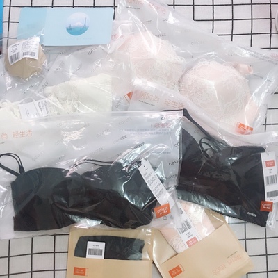 还送了乳贴，很是贴心呢，而且质量也非常好，蕾丝很柔软不扎人，穿着很性感。
