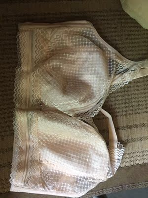 颜色没有色差，可以很好把副乳收起来，后背显得很挺直。