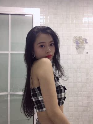 可以说是敲好看了吧 真滴物美价廉  跟之前买滴64滴质量一模一样 美滋滋 又淘到了好东西  单穿 搭配开衫都炒好看 希望夏天晚点走 我还想多穿几次嘻嘻