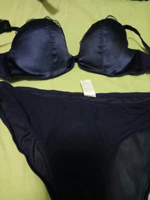 质量很差,无法穿,可惜已经洗了,掉色厉害不说,一股很大的味道,很难闻?这是内衣吗?配套小裤自己看,没把我大腿勒断!做工还不如地摊货! 质量很差,无法穿,可惜已经洗了,掉色厉害不说,一股很大的味道,很难闻?这是内衣吗?配套小裤自己看,没把我大腿勒断!做工还不如地摊货!