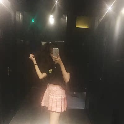 快递炒鸡快 小裙子也炒鸡好看 就是我这个170的个m码腰又点肥 但是好看是真的啦很显腰显瘦