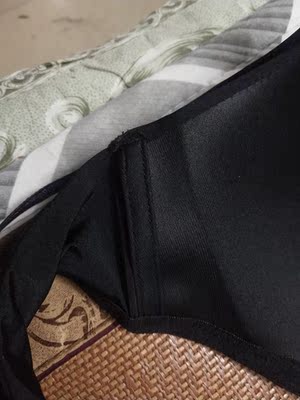 穿过来评价舒适度，上身不舒服，侧边刮肉，如图侧边。用手摸，摸不到什么，一穿上身，就很不舒服了，一直刮肉，给人一种不舒适，我还买了2套，一套黑色一套绿色。都下水穿过了，不能退换了。