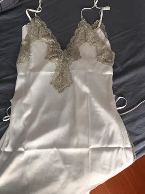 卖家服务态度挺好，一开始看中的不是这个，后来推荐这款看着不错就下单了。快递速度贼快，前一天下午下的单，隔天中午就到了（南京） 然后包装也挺好的，是同一个小盒子装的，盒子里面还有一个袋子。刚打开也没什么味道，过了一遍水半个下午就晾干了。衣服手感挺舒滑的，确实如评论说的溅到水渍会有痕迹。不过反正在家也不会有多脏的～衣服腋窝那边有一点点小不服贴，但是影响不大，前后不太分得清。不是太敢用力洗。选的白色是觉得白色更有质感（比较高贵？哈哈哈 反正整体好评啦，男朋友也说好看，穿过一段时间再来追评吧～