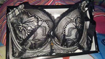 宝贝很好还赠了一盒头绳特别漂亮，客服小玉介绍的尺码正合适，小玉的服务态度还特别好，好评