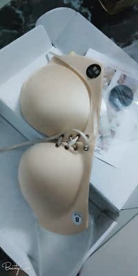 这个文胸真的是不错，可以想大想小的，而且沾的很牢，不用担心会不会掉，文胸面料也不错，摸着很舒服，聚拢效果杠杠滴，不用担心穿衣服漏肩带，和内衣滑落的尴尬了。