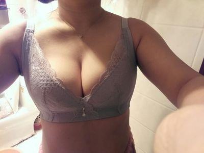 一直想选一款透气的内衣，无意中发现这款宝贝，穿上确实透气，超级喜欢，真的超级舒服，没有钢圈质感特别丝滑，穿上跟没穿一样，面料柔软很舒服，弹性不错，适合四季穿，总之就是赞赞赞忠心地感谢你，让我买到了梦寐以求的宝贝，太感谢了 ，以后有需要，还会继续光顾你的店铺噢