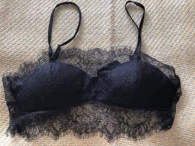 薄薄的内衣，但不凸点，适合夏天穿，蕾丝里料都很舒服